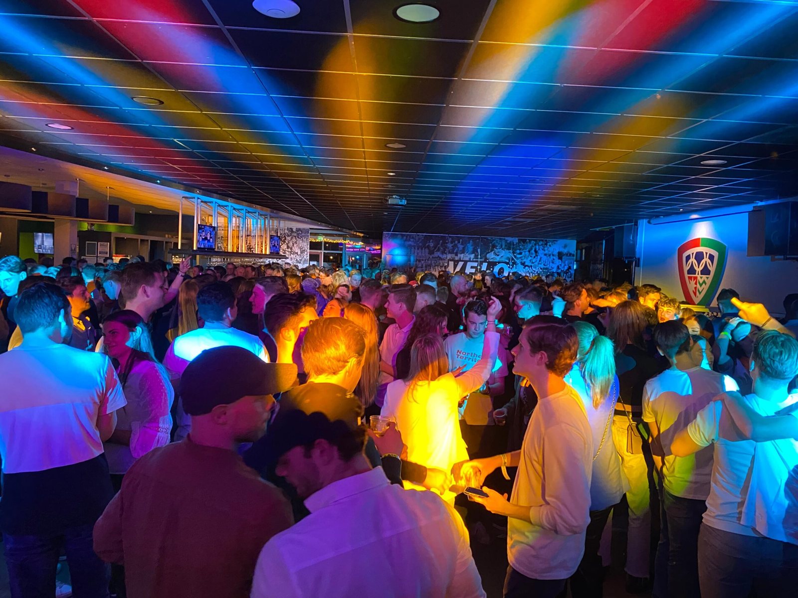 Volle dansvloer met gekleurd licht