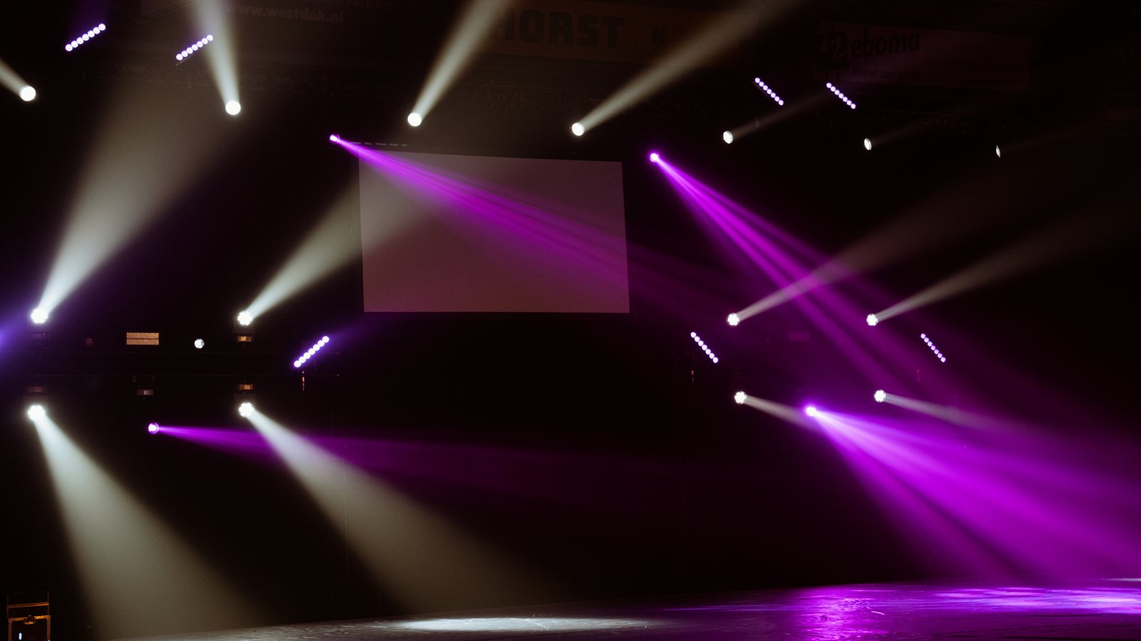 Projectiescherm tussen lichtbundels