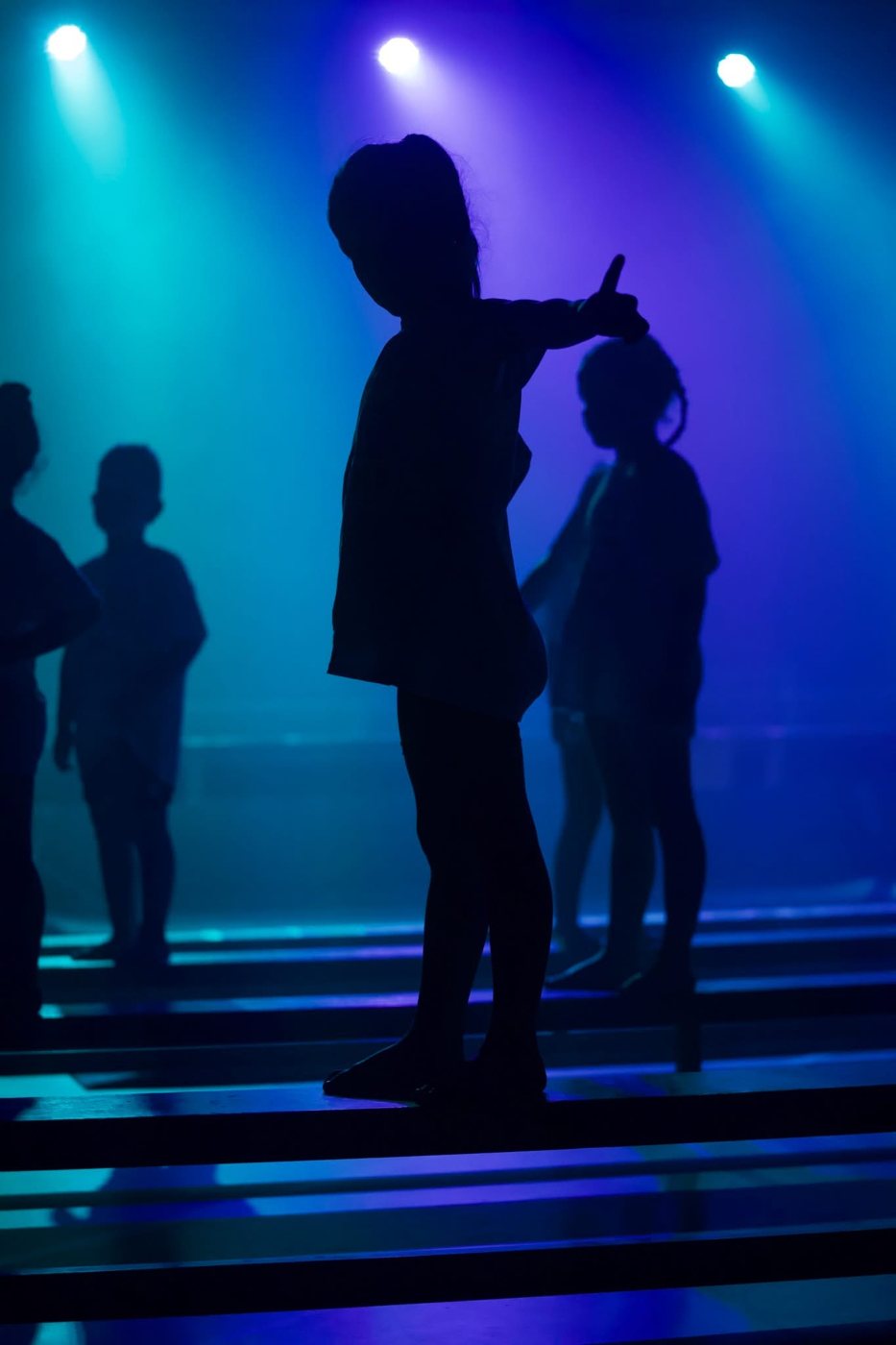 Silhouetten op het podium in blauw licht
