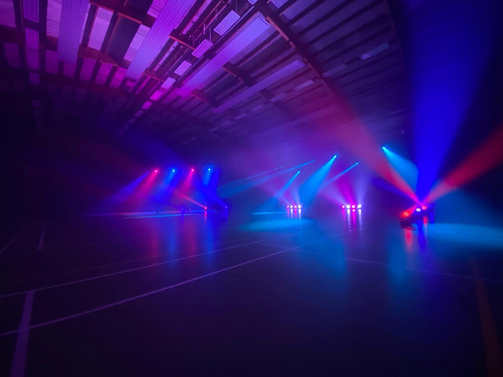 Zaal met vaste lichtinstallatie